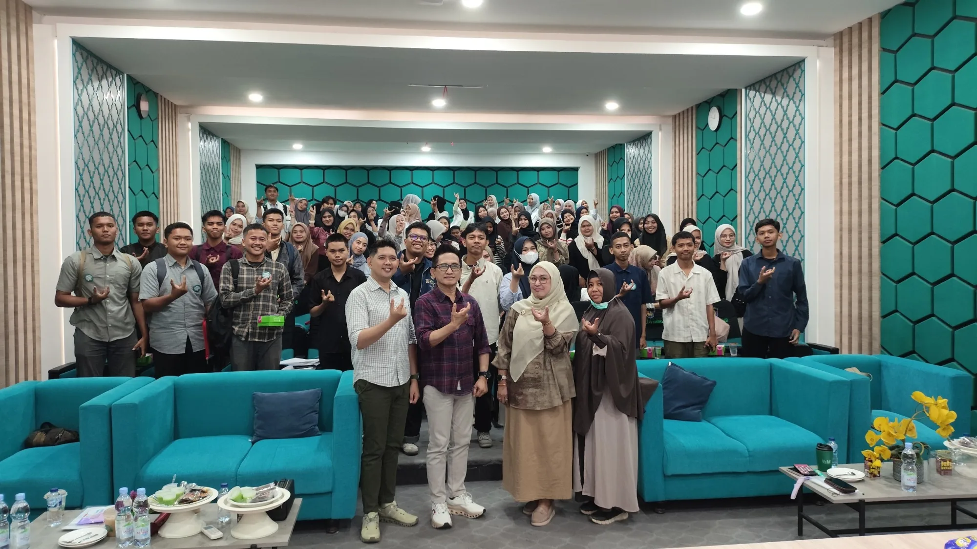 Tingkatkan Kepercayaan Diri dan Keterampilan Komunikasi, Fakultas Farmasi UMI Gelar Pelatihan Public Speaking