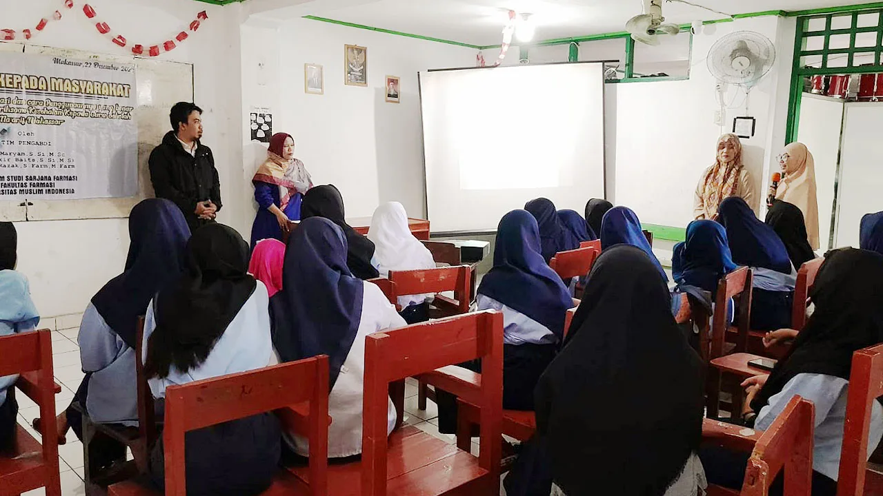Pengabdian Kepada Masyarakat Oleh Dosen Farmasi UMI Di SMP Maarif Makassar