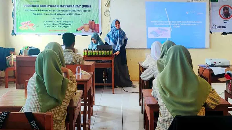 LPKM Fakultas Farmasi UMI Di SMAN 13 Maros: Minuman Ajaib Untuk Kekuatan Immunitas!