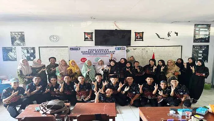 Tim Dosen Farmasi UMI melakukan Pengabdian di SMAN 6 Makassar ; Bahaya Merokok, Narkoba dan Kosmetik