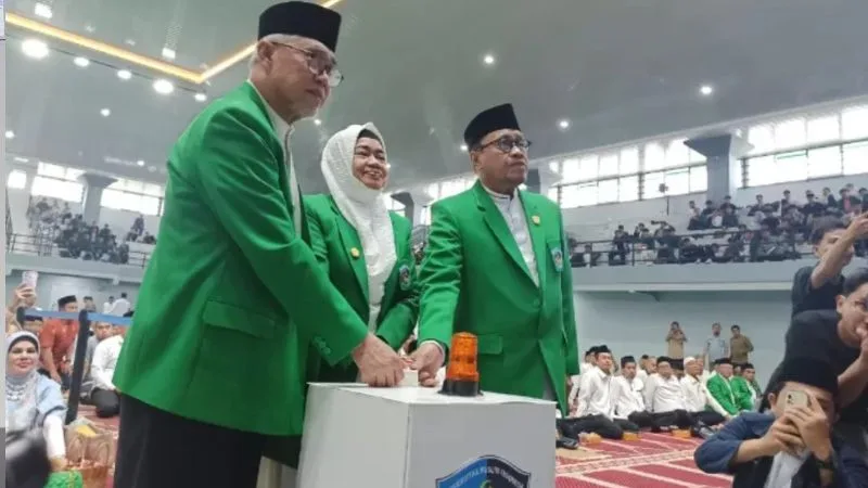Rektor UMI Anugerahkan Penghargaan Spesial untuk Mahasiswa dan Dosen Berprestasi di Momen Dzikir Akbar & Peresmian GOR Mahasiswa 2025