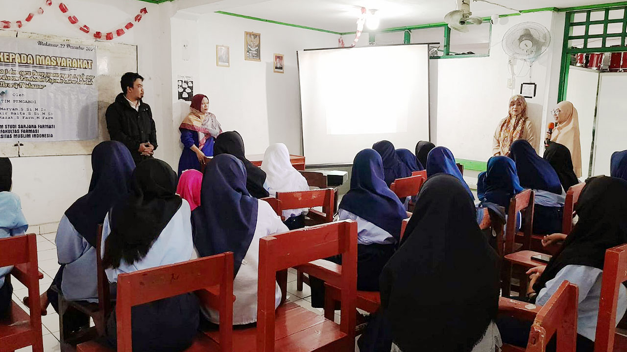 Pengabdian Kepada Masyarakat Oleh Dosen Farmasi UMI Di SMP Maarif Makassar