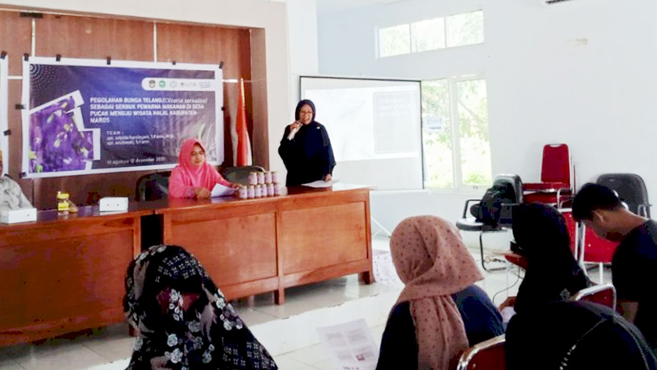 Dosen Farmasi UMI Latih Warga Desa Pucak Mengolah Bunga Telang