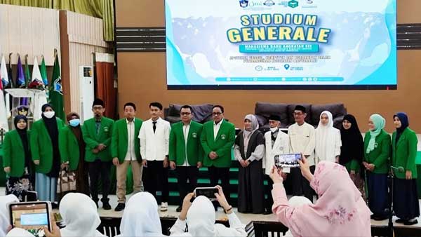 Stadium Generale Mahasiswa Baru Apoteker Angkatan XIX : Apoteker Unggul, Kompeten dan Berdampak dalam Pembangunan Kesehatan Masyarakat.